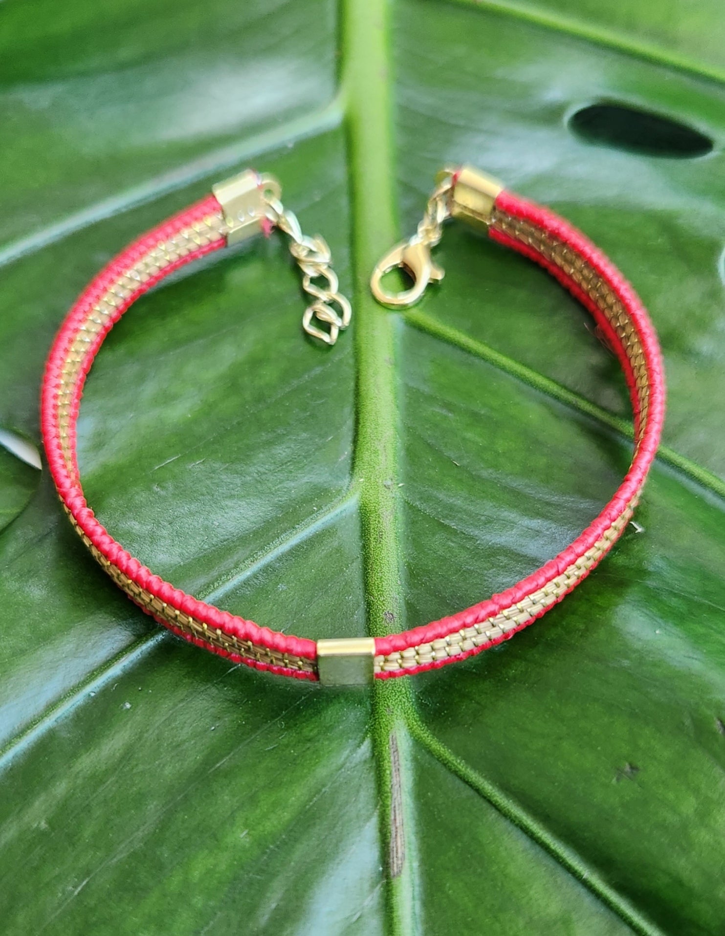 Bracelet fine grass and red fiber