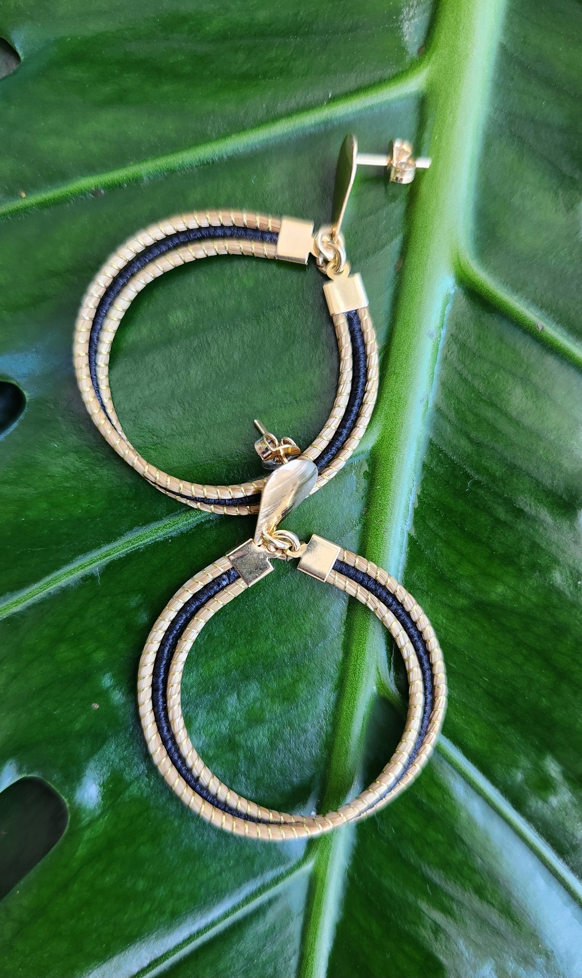 Earrings argol golden and black fiber