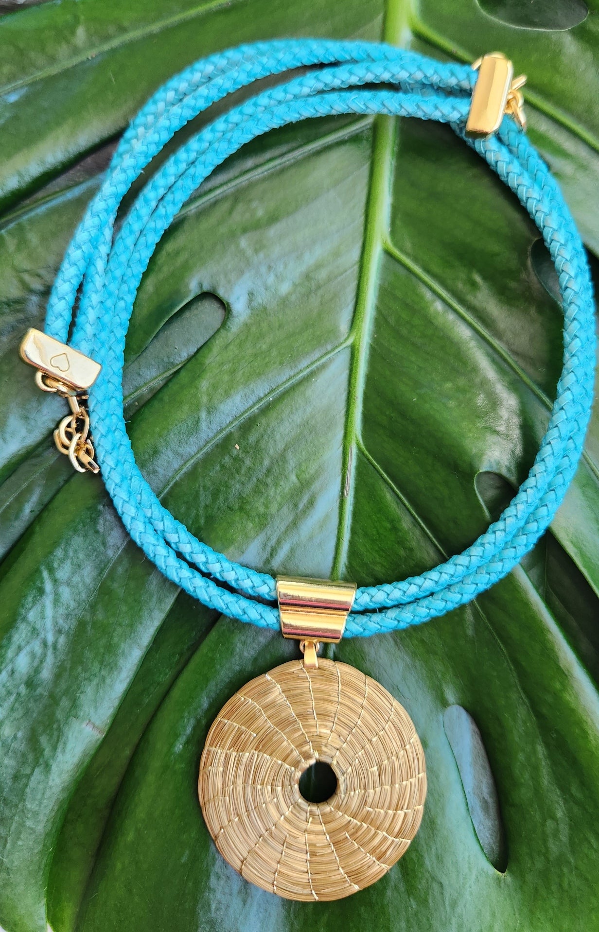 Necklace hole mandal with double blue leather
